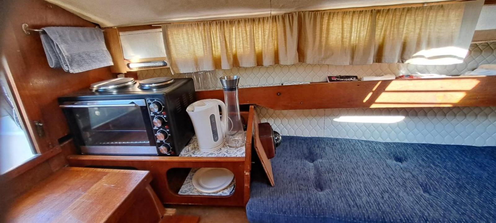 Botel Unique Boat 1 *