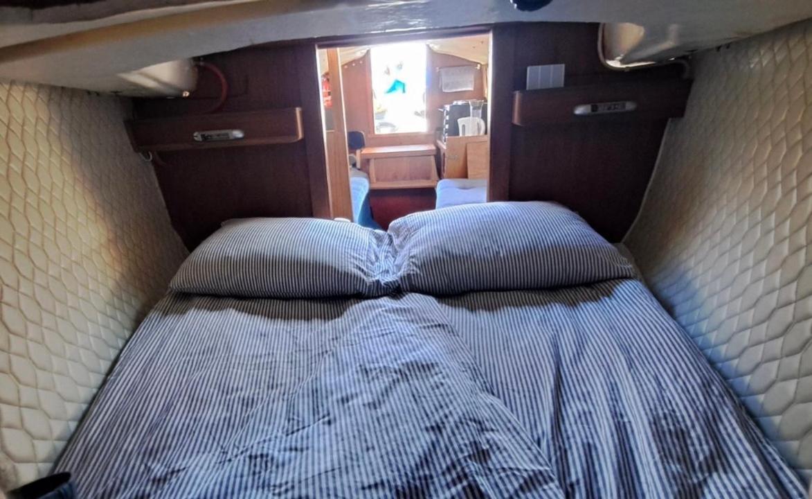Unique Boat 1 *